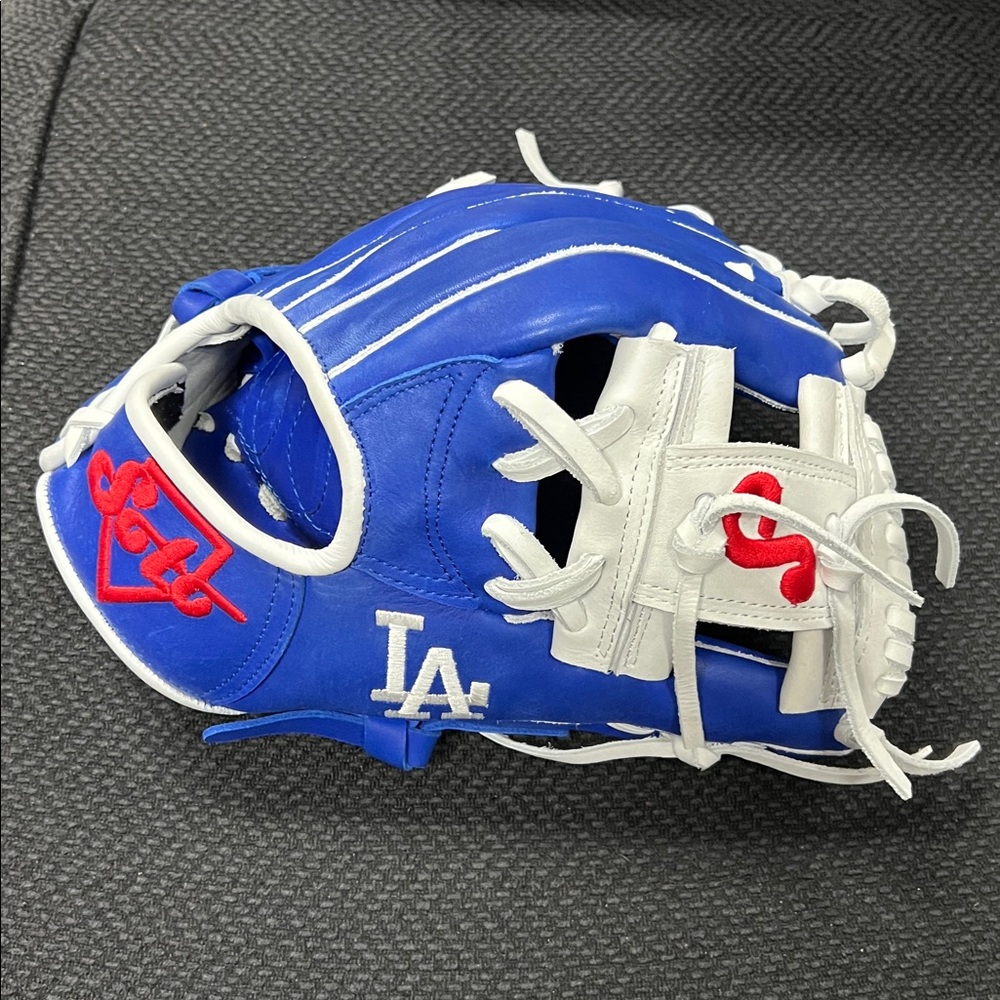 Soto Pro 11.5” baseball ⚾️ / softball 🥎 glove in Dodger blue and white leather